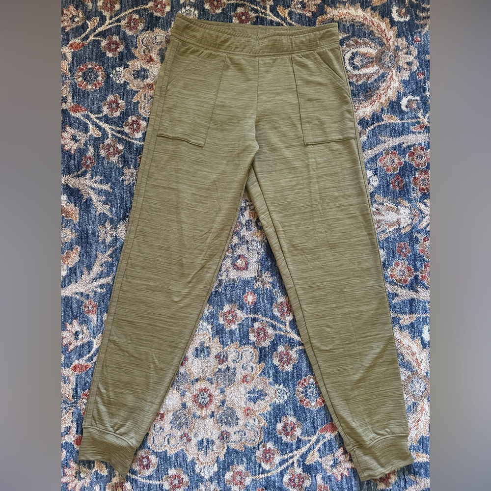 NWOT Fleo olive green joggers size medium 29” inseam with pockets